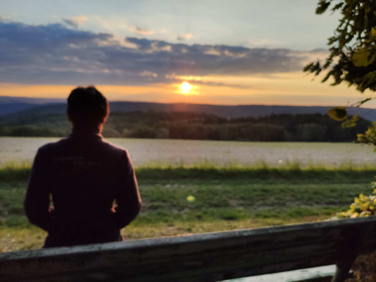 Martina geniest den Sonnenuntergang